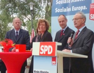 Klaus Hänsch bei seiner Verabschiedung als aktiver Parlamentarier, hier mit dem damaligen Bundesfinanminister, Peer Steinbrück, mit Hänschs Nachfolgerin im Parlament Petra Kammerevert, und Stadtratsfraktionsvorsitzendem Detlef Ehlert