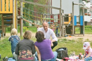 Detlef Ehlert, hier bei Gesprächen zur Verbesserung der Spielplatzaustattung in Erkrath