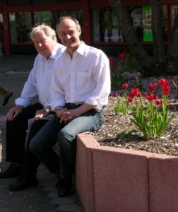 Dieter Becker und Detlef Ehlert bei einer Pflanzaktion am Neuenhausplatz