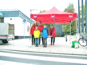 Erfolgreiche Sammler: Celin, Leon und Fabian, dahinter Detlef Ehlert, Peter Urban und Sabine van de Griend-Lahnstein 