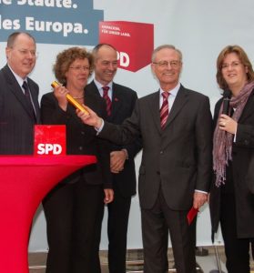 Klaus Hänsch, hier bei der Staffelübergabe an Petra Kammerevert