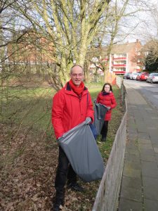 SPD-Fraktionsvorsitzender Detlef Ehlert, hier mit seiner Tochter Lena, beim Dreck-weg-Tag 2014 