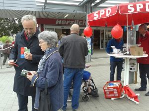 Manfred Krick in Hochdahl, mit dabei - wenn auch nur von hinten zu sehen - Kreistagsabgeodneter Paul Söhnchen und - am Infostand - Detlef Ehlert