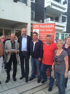 von rechts: Marleen Buschmann, Sabine Lahnstein, Peter Urban, Imad Omairat, Manfred Krick und weitere Gäste