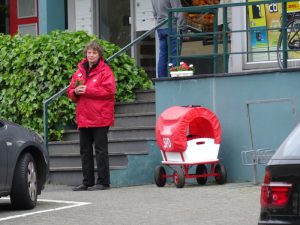 Mit Bollerwagen unterwegs: Victoria Greeven