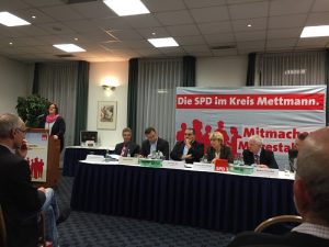 Diskutieren zu TTIP: Kerstin Griese, Dr. Gerhard Eschenbaum, Tomas Nieber, Jens Geyer, Elisabetz Müller-Witt, Markus Töns, Klaus Müller, vorn links mit dabei auch Bürgermeisterkandidat Detlef Ehlert