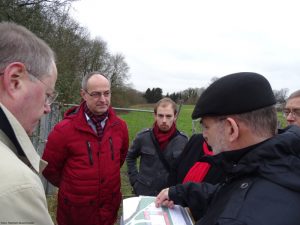 Peer Steinbrück, Detlef Ehlert, Jan Pfeifer, Helmuth Hentschel vor Ort am Cleverfeld (Foto: Marleen Buschmann)