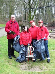 Machten mit Anwohnern im Park Kalkumer Feld / Falkenstraße und am Römerweg sauber: Juliane & Thomas Steinmann, Lena, Detlef Ehlert
