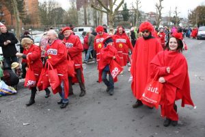 Die Roten auf dem Weg zum Rathaus...