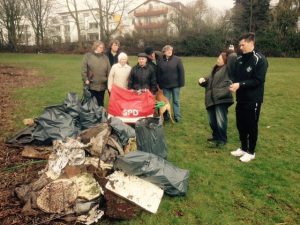 Dreck-weg-Tag in Millrath, u.a. mit Marleen Buschmann, Victoria Greeven (links) und Marianne Söhnchen (Mitte)