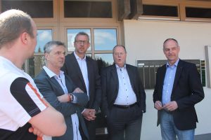 Im Gespräch: Jugendwart Phillip Dietz, Geschäftsführer Thomas Schaefer, Vorsitzender Dr. Jan-Peter Horst, Peer Steinbrück und Detlef Ehlert