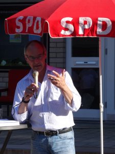 Bürgermeisterkandidat Detlef Ehlert beantwortet eine Bürger-Frage