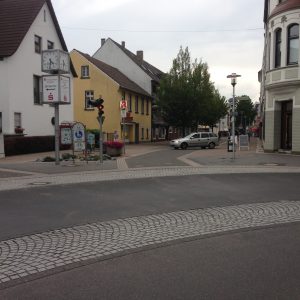 Hier soll sie hin: Poller für die Westseite der Bahnstraße