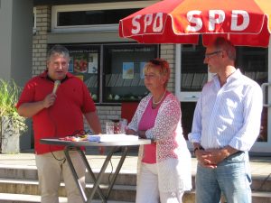 Peter Urban begrüßt die Anwesenden, mit Sabine Lahnstein und Detlef Ehlert