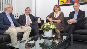 Düsseldorfs OB Geisel im Gespräch mit Jörg Dürr (links), Detlef Ehlert und Andrea Rottmann (von rechts)