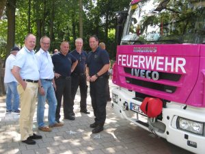 Jetzt auch ein Magenta-Mann: Peer Steinbrück, hier mit Detlef Ehlert, Markus Steinacker, Jörg Ikkert und erik Flatau