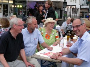 Manfred Krick, hier mit Gästen beim Tischlein-deck-dich (2.v.l.)