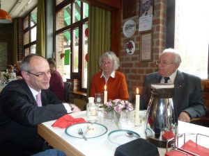 Elisabeth und Karl Heinz Kerber mit Detlef Ehlert bei der AG Sechzig +