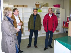Im Gespräch mit dem Tafel-Vorsitzenden Jürgen Mann: Sabine Lahnstein, links, Detlef Ehlert und Klaus Bauer (von rechts)