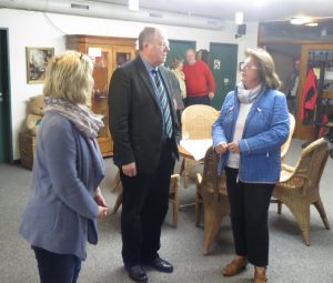 Silke Dietz im Gespräch mit Peer Steinbrück und der stellv. Seniorenratsvorsitzenden Christa Riddering