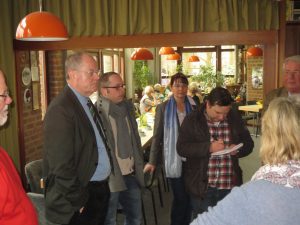 Peer Steinbrück mit seinen Wahlkreismitarbeitenden Jan Brix und Barbara Wendt